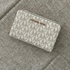 Michael Kors Retail Monogram Zip Wallet Vanillah Gold Card Case